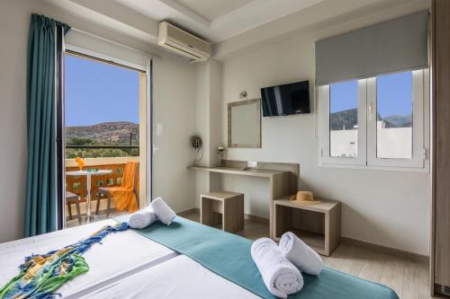 1 dormitorio con cama y ventana grande en Sisi Breeze Hotel, en Sissi