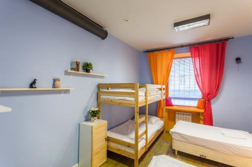 Dviaukštė lova arba lovos apgyvendinimo įstaigoje Fusion Hostel