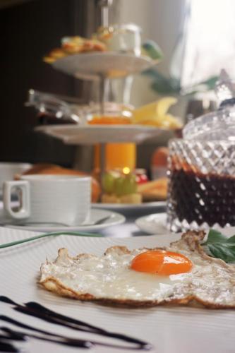 a fried egg on a plate on a table at Pharos zur Seeve in Seevetal