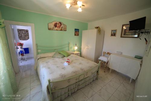 a bedroom with a bed in a room with green walls at Da Giusè in Trebiano
