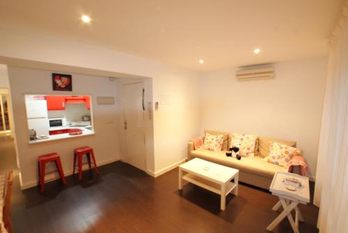 ein Wohnzimmer mit einem Sofa und einem Tisch in der Unterkunft Apartamento Puerto-Terol in Alicante