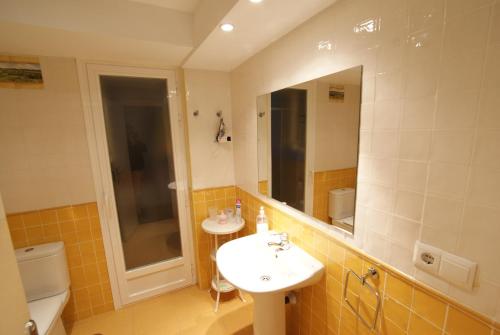 uma casa de banho com um lavatório, um WC e um espelho. em Apartamento Puerto-Terol em Alicante
