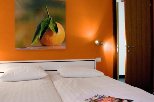 een slaapkamer met een foto van een sinaasappel aan de muur bij Tenuta Madonnina in Castiglione di Sicilia
