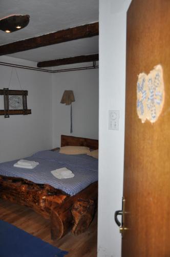 um quarto com uma cama com um colchão azul em Inn Cakmara em Raška