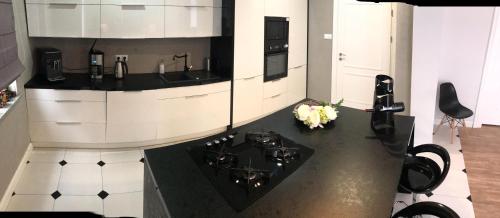 a kitchen with a black and white counter top at Villa Adam in Pieszyce
