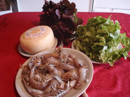 a table with a plate of lobster and a cheese and lettuce at Da Giusè in Trebiano