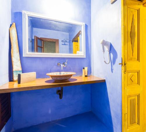 uma casa de banho com um lavatório e um espelho em Rodi in Ilha de Rhodes