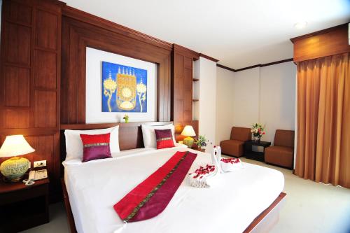 Postel nebo postele na pokoji v ubytování Arita Hotel Patong