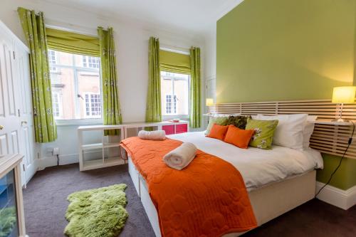 ヨークにあるBlake Streetのベッドルーム1室(大型ベッド1台、オレンジの毛布付)