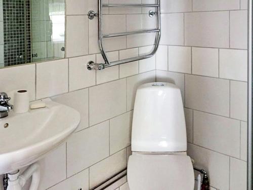 ein weißes Bad mit einem WC und einem Waschbecken in der Unterkunft One-Bedroom Holiday home in Valdemarsvik in Gryt