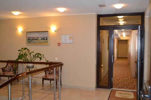 a hallway with a door leading into a room at Gilija in Šilutė