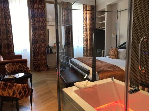 ローマにあるMaison Torre Argentinaのベッドとバスルーム付きのホテルルームです。