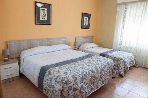 a bedroom with two beds in a room at La Rosaleda de Orgaz in Orgaz