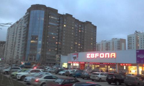 クルスクにあるApartament on Prospect Pobedy 44の高層ビルが立ち並ぶ街の駐車場