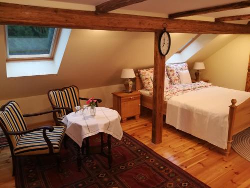 萊斯納的住宿－Lusatia Farm，卧室配有一张床和一张桌子及椅子