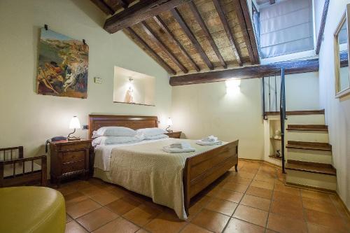 ein Schlafzimmer mit einem großen Bett und einem Fenster in der Unterkunft Relais Hotel Centrale "Dimora Storica" in Florenz