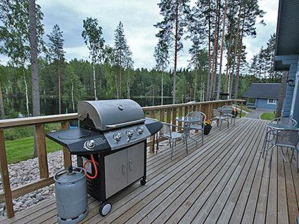 een barbecue op het terras van een huis bij Safiiri in Holiseva