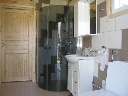 HolisevaにあるSafiiriのバスルーム(シャワー、シンク付)