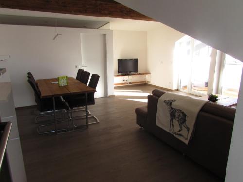 uma sala de estar com uma mesa e um sofá em Appartement Sprung em Radstadt