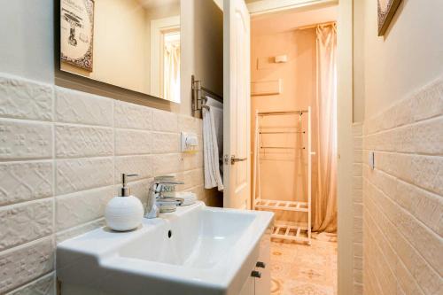 バレンシアにあるPrecioso Apartamento En Pleno Centro Con Wifiの白いバスルーム(シンク、鏡付)