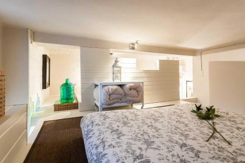 バレンシアにあるPrecioso Apartamento En Pleno Centro Con Wifiのベッドルーム1室(ベッド1台、椅子付)