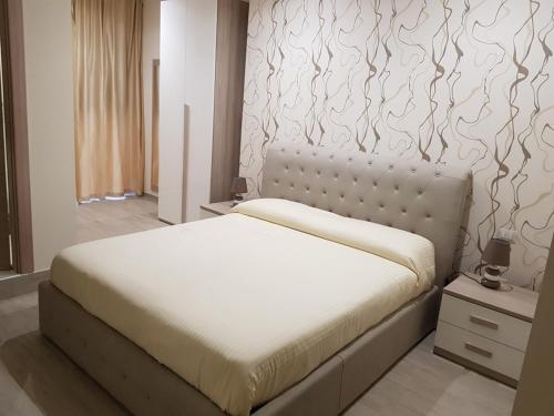 カッシーノにあるLa Suiteのベッドルーム(白いベッド1台、ヘッドボード付)