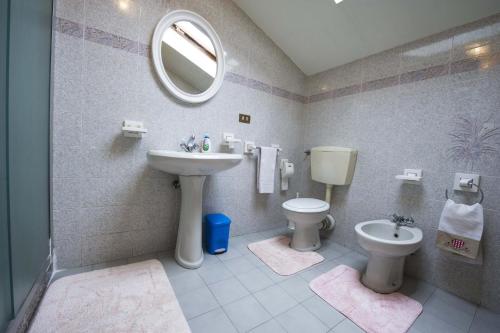 DonnazにあるMansarda plein soleilのバスルーム(洗面台、トイレ、鏡付)