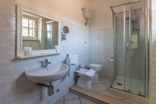 uma casa de banho com um lavatório, um WC e um chuveiro em Hotel Villa dei Butteri - Aprilia em Casale di Padiglione