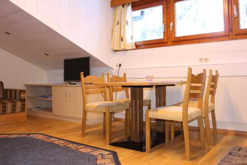 uma sala de jantar com mesa e cadeiras em Josef Pixner em Sölden