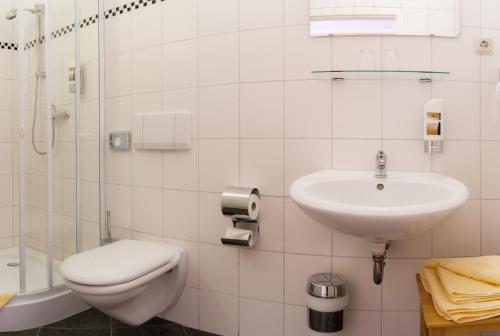 Kylpyhuone majoituspaikassa Landhotel Harz