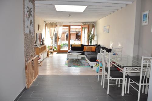 een woonkamer met een bank en een tafel bij Just Relax in Oostende