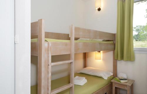 a bedroom with two bunk beds in a room at Résidence Odalys Le Hameau du Lac in Rignac