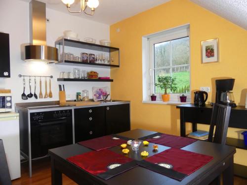 コッヘムにあるCochem Ferienwohnung Scheuerの部屋の中央にテーブル付きのキッチン