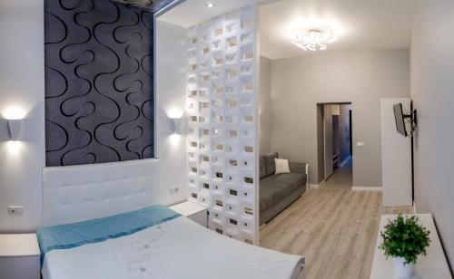 リヴィウにあるСтильні апартаменти Львів Центрのベッドルーム1室(ベッド1台、ソファ付)