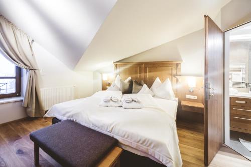 מיטה או מיטות בחדר ב-Familien- und Wellnesshotel Hanneshof