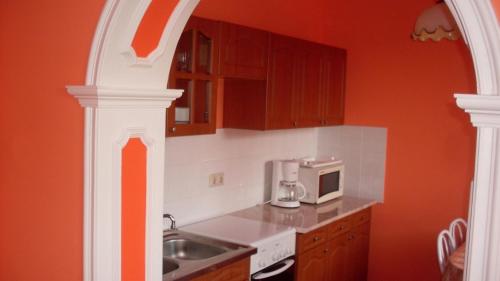 Kuchyň nebo kuchyňský kout v ubytování Lala Apartmanok