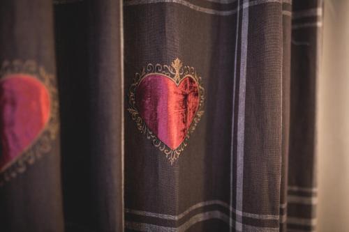 a red heart on the side of a curtain at Familien- und Wellnesshotel Hanneshof in Kleinarl