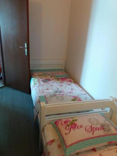 Ένα ή περισσότερα κρεβάτια σε δωμάτιο στο apartman Klara