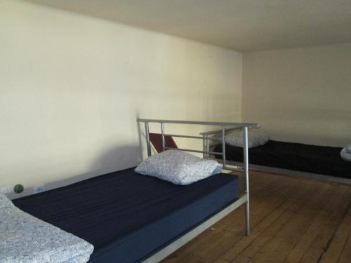1 dormitorio con 2 literas en una habitación en Carpe Noctem Hostel en Budapest