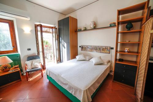 タオルミーナにあるIl Carretto Taormina Centerのベッドルーム1室(ベッド1台、椅子付)