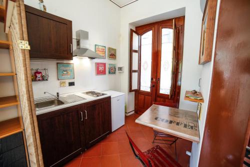 タオルミーナにあるIl Carretto Taormina Centerの小さなキッチン(シンク、テーブル付)