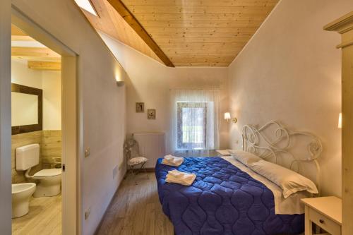 Ένα ή περισσότερα κρεβάτια σε δωμάτιο στο Albergo Diffuso Sutrio Zoncolan
