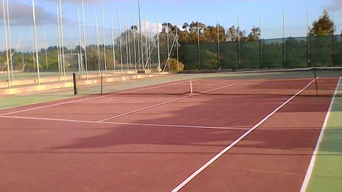 a tennis court with a net on it at Hotel Perda Rubia in San Giovanni Suèrgiu