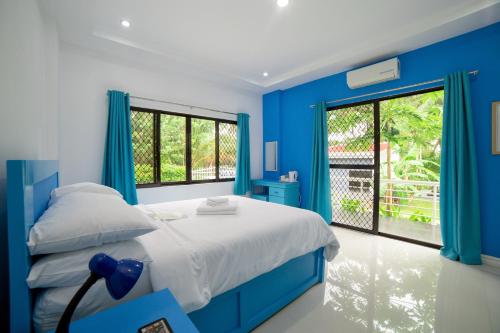 Кровать или кровати в номере Bohol White House Bed & Breakfast