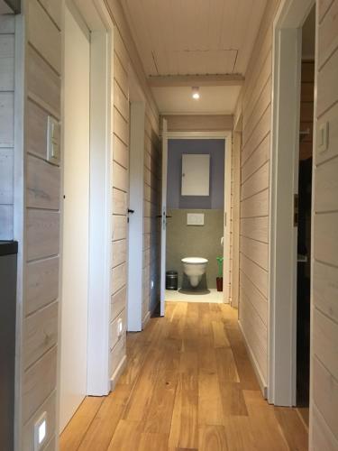 a hallway leading to a bathroom with a toilet at Le Voyageur in Mürringen