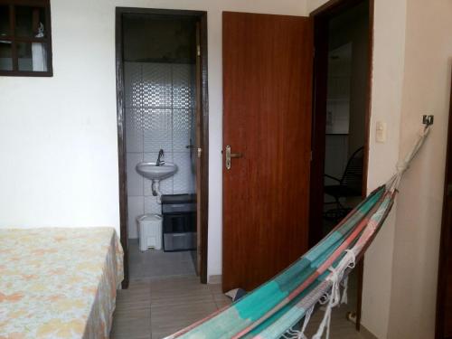 um quarto com uma cama e uma casa de banho com um lavatório em Casa Relaxar em Salvador