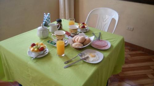 Makanan di atau berdekatan rumah tamu ini