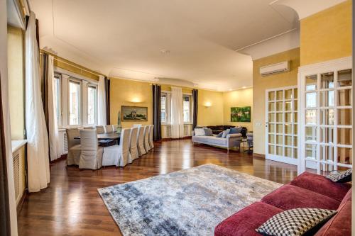 un soggiorno con divano e tavolo di Imperial Panorama Penthouse a Roma