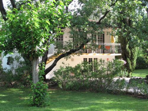 a house with a tree in the yard at Résidence Miro, gîtes climatisés avec piscine et tennis in Les Arcs sur Argens