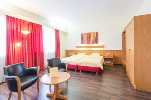 Katil atau katil-katil dalam bilik di Logis Hôtel Acacia